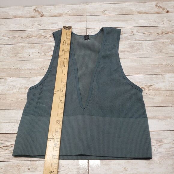 Urban Outfitters Ribbed Deep V-Neck Sleeveless Crop Top, Size M‎ - Picture 4 of 4